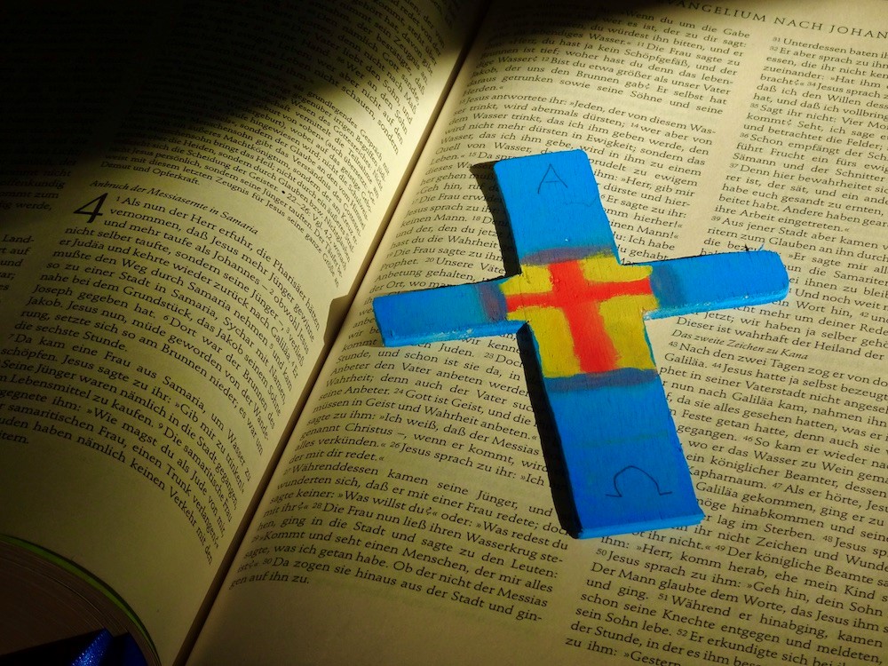 Bibel mit Kreuz