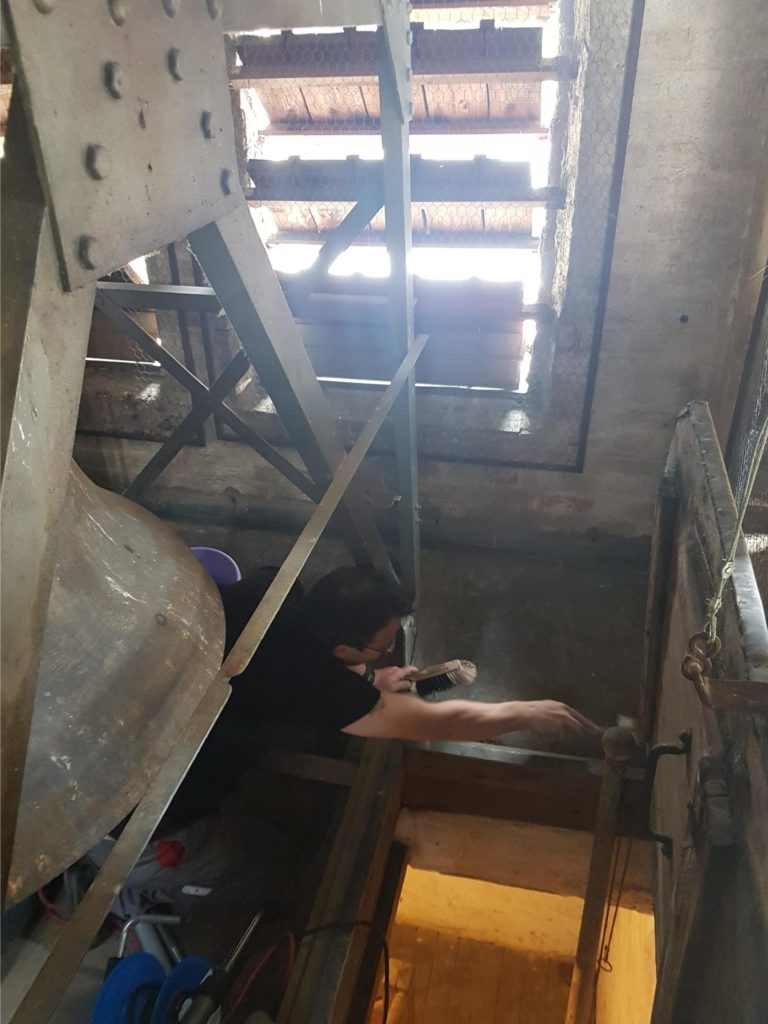 Bis in den letzten Winkel hat sich im Glockenturm Dreck angesammelt. Nach der Reinigungsaktion war alles wie neu.