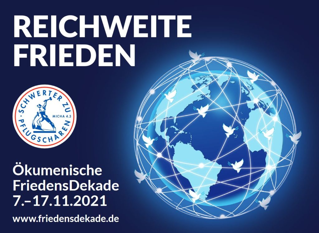 Plakat "Reichweite Frieden" mit Logo "Schwerter zu Pflugscharen" der Ökumenischen FriedensDekade. Zu sehen ist eine Weltkugel mit Tauben die diese umfliegen und dabei ein Netz bilden.