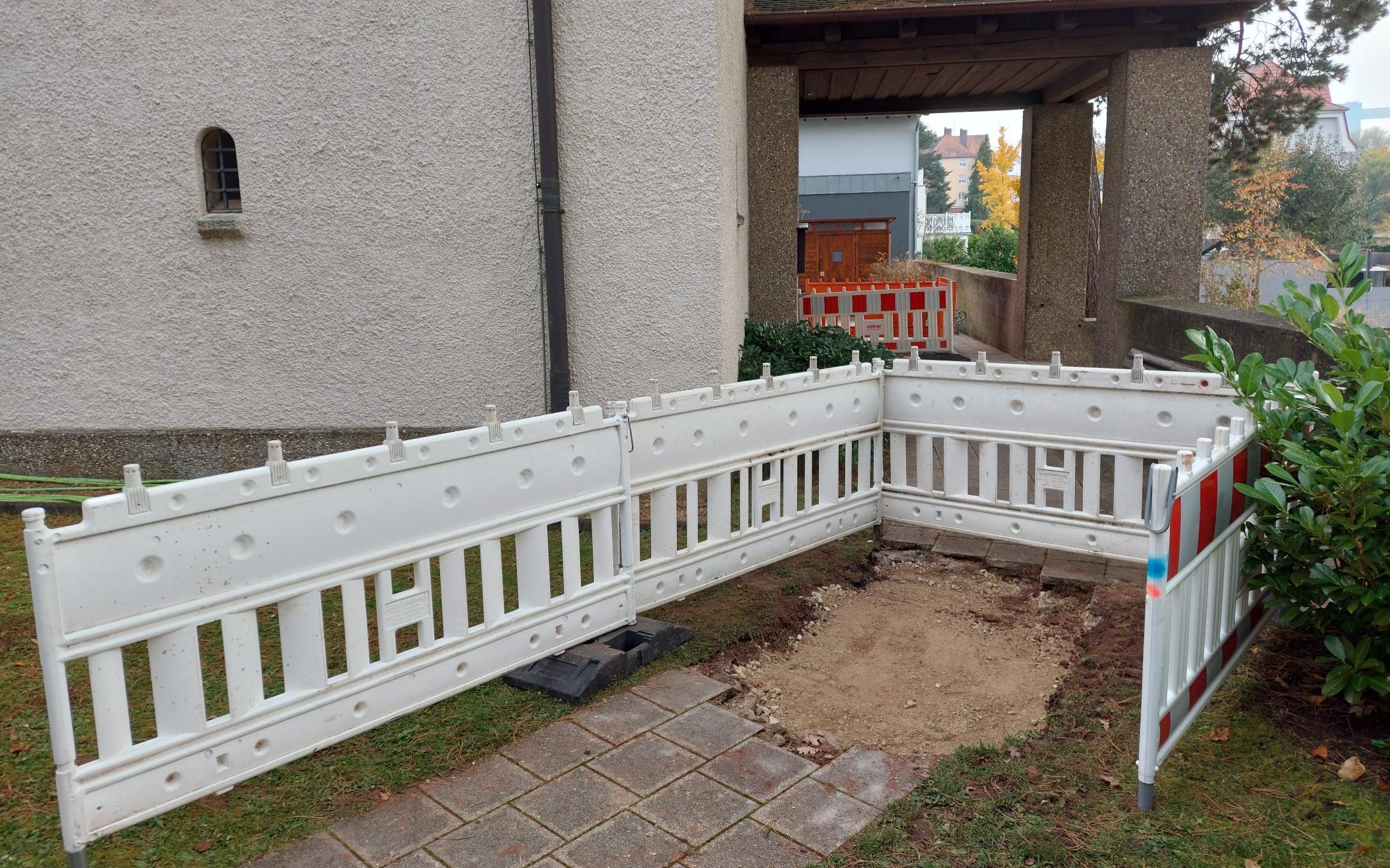 Baustelle vor der Stephanuskirche für einen neuen Wasseranschluss