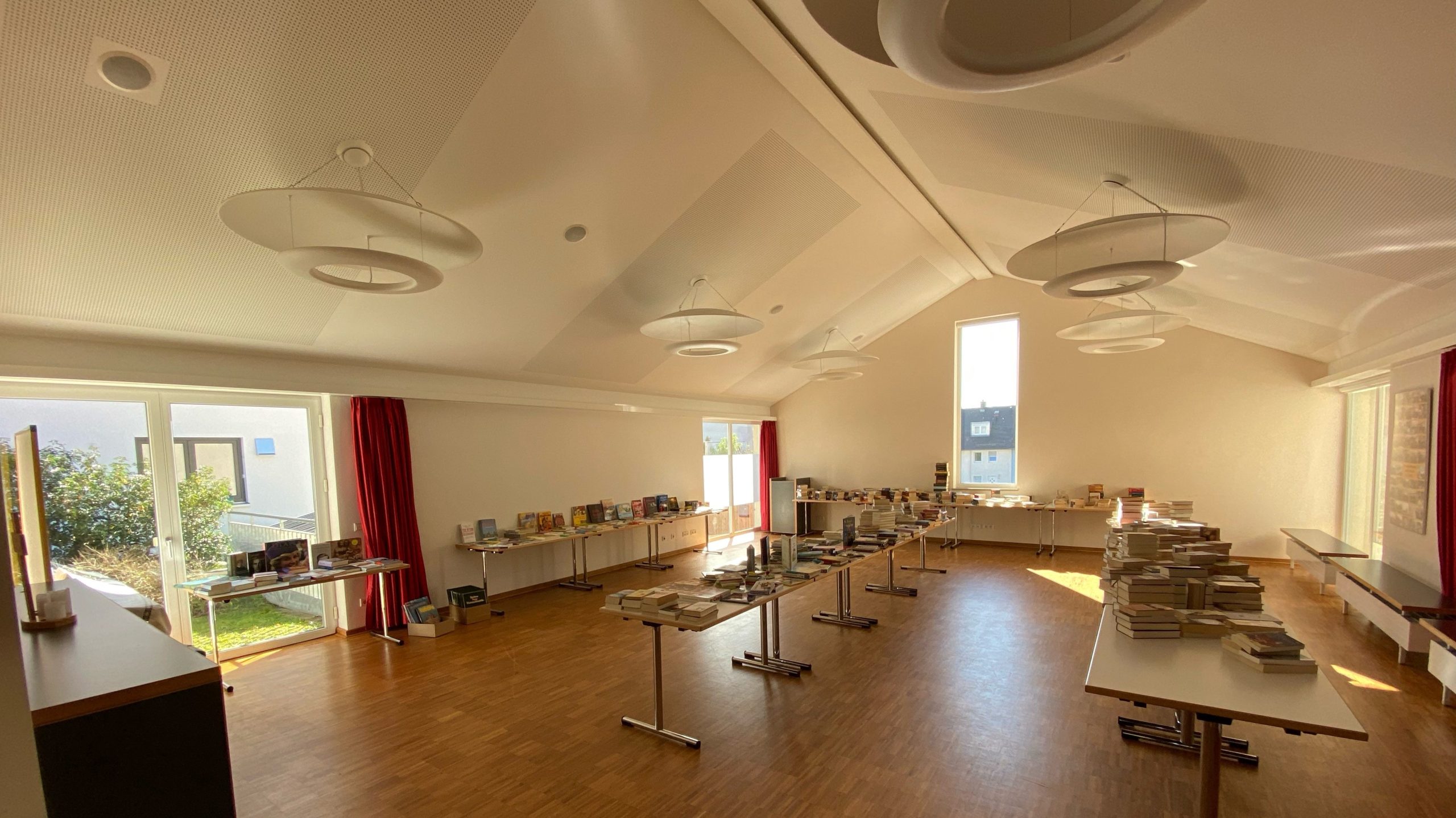 Bücherbasar im Gemeindehaus der Stephanuskirche Nürnberg 2021. Auf Tischen wurde eine Auswahl von guterhaltenen, gebrauchten Bücher, (z.B. Romane, Kinderbücher usw.) angeboten.