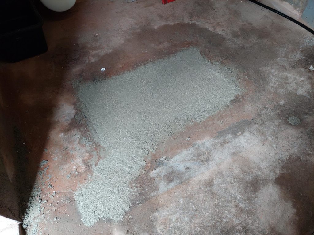 Der Raum ist jetzt ohne Hindernisse, die Trennwand wurde entfernt und der Schacht der ehemaligen Umluftheizung verfüllt.