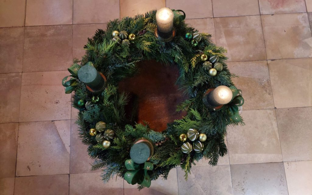 Adventskranz in der Stephanuskirche Nürnberg Gebersdorf mit zwei brennenden Kerzen zum Gottesdienst am 2. Advent