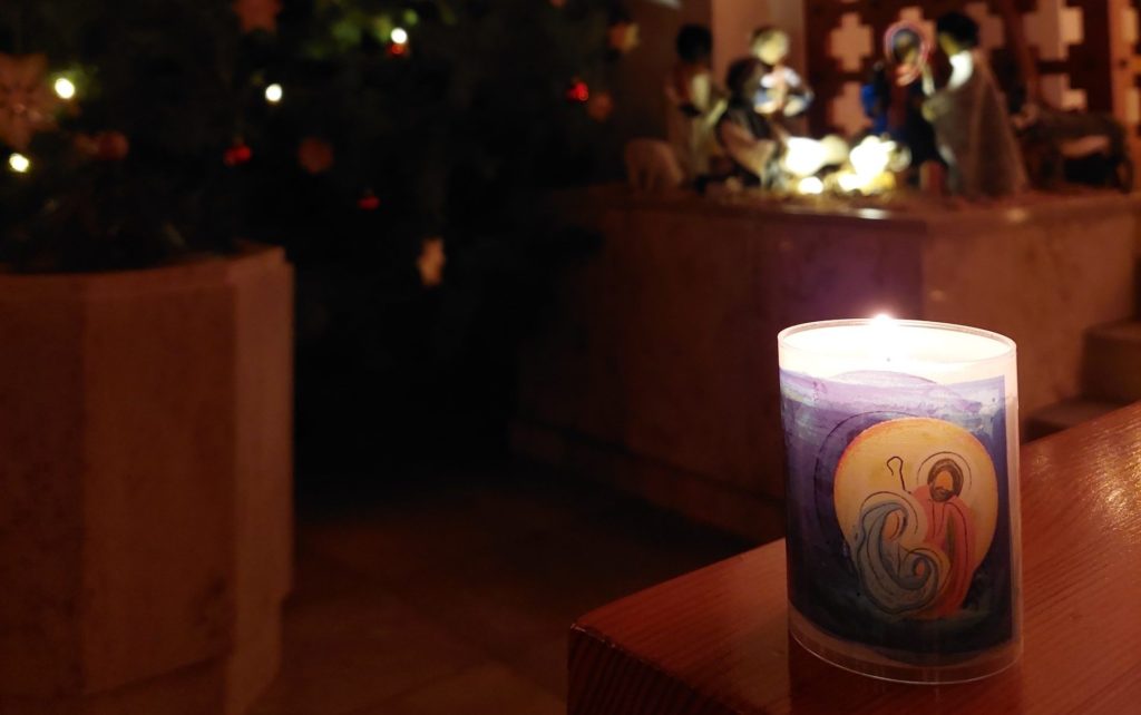 Friedenslicht auf dem Holzaltar der Stephanuskirche