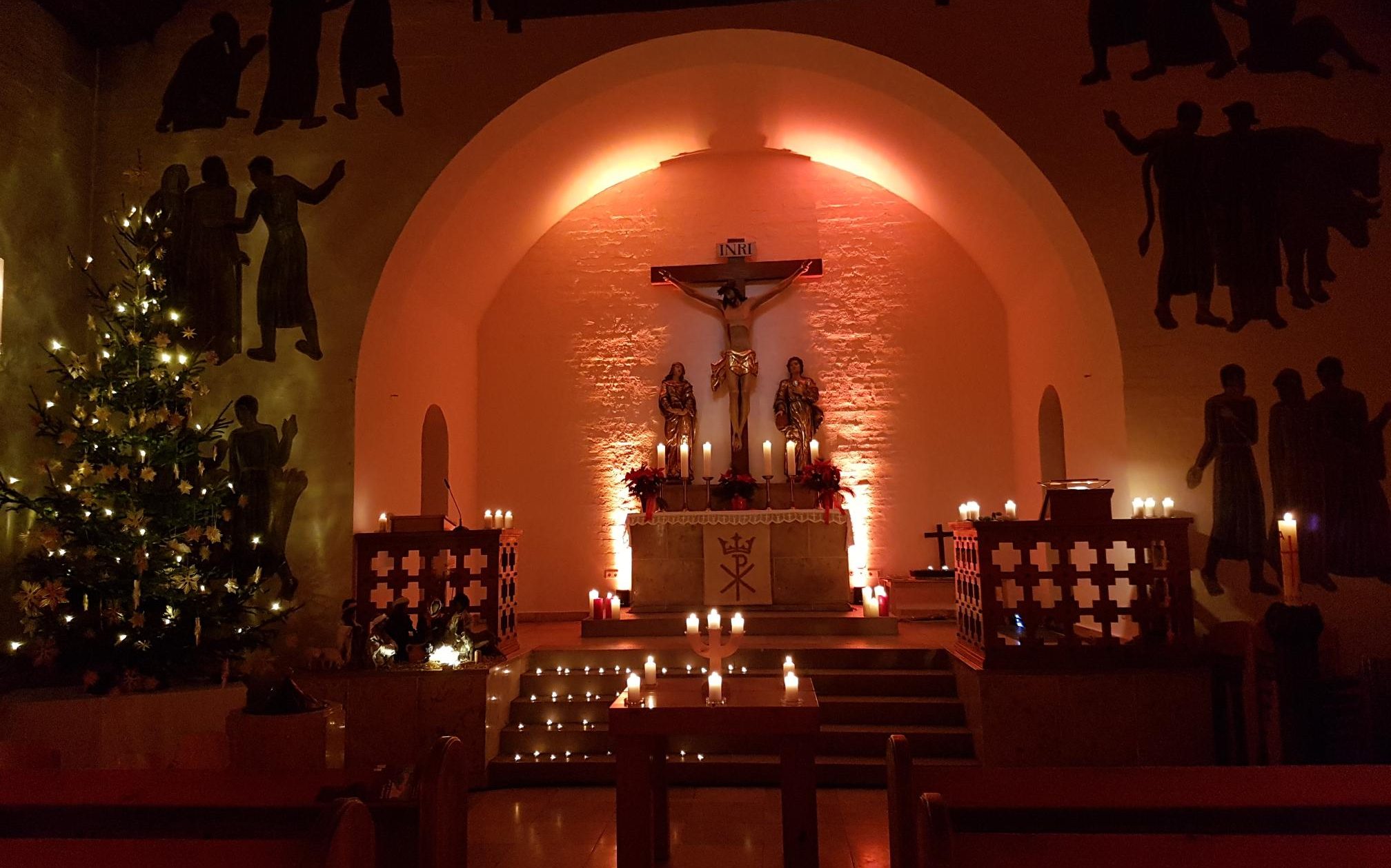 Weihnachtlich beleuchtete Stephanuskirche Nürnberg Gebersdorf an der Christmette