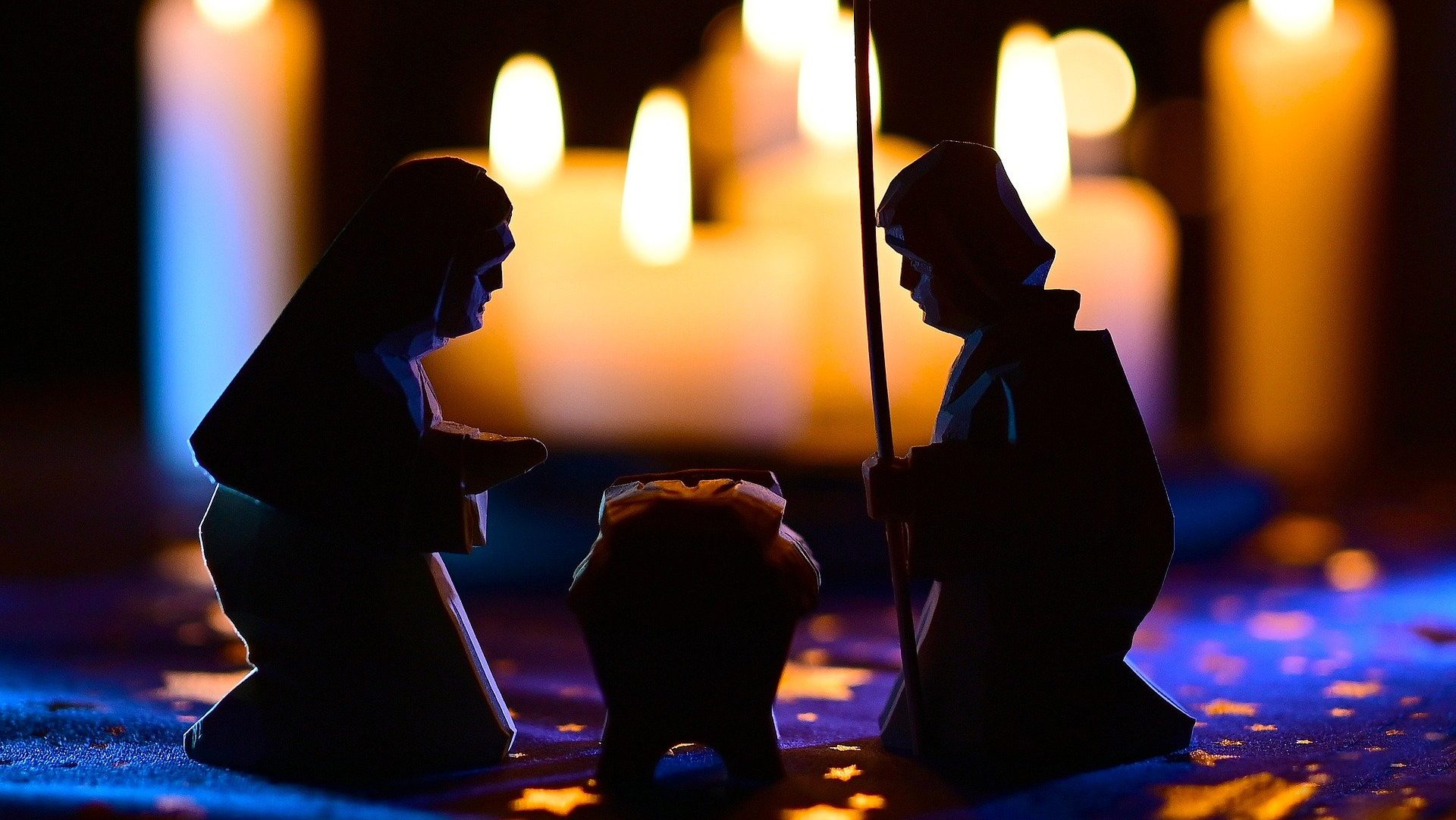 Symbolbild: Maria und Josef als Holzfiguren vor einer Krippe