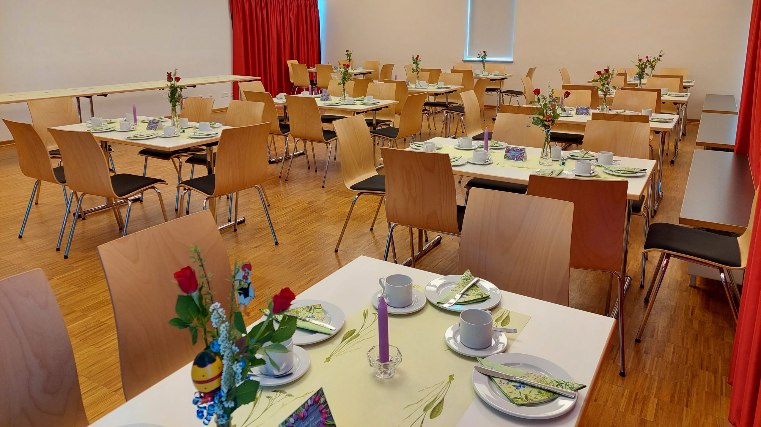 Blick ins Gemeindehaus der Stephanuskirche. Tische sind festlich eingedeckt für das Osterfrühstück.