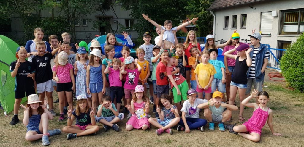 Zelten im Schatten der Kirche, Kinder vor dem Gemeindehaus der Thomaskirche