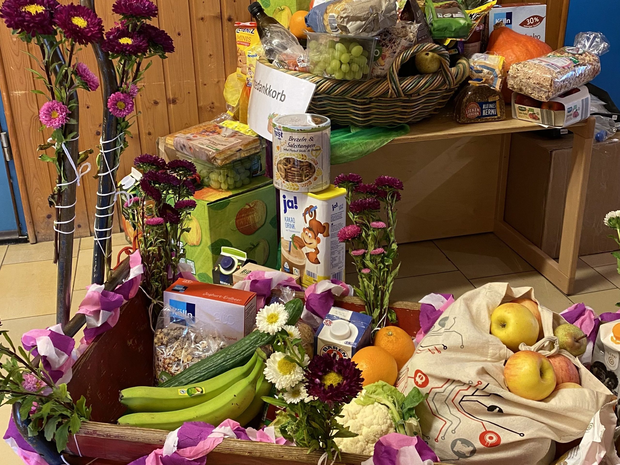 Eingesammelte Lebensmittel im Kindergarten bei der Vorbereitung auf den Erntedankgottesdienst