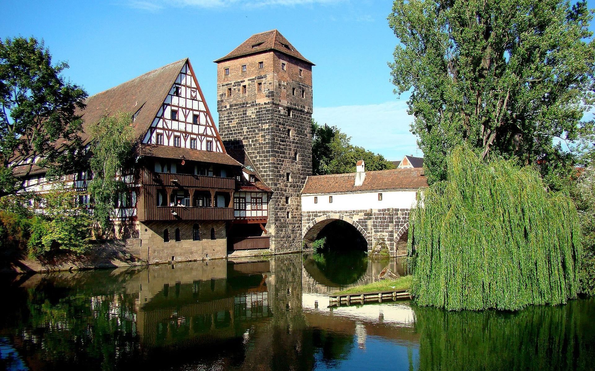 Blick von der Maxbrücke auf Henkerbrücke und Wasserturm