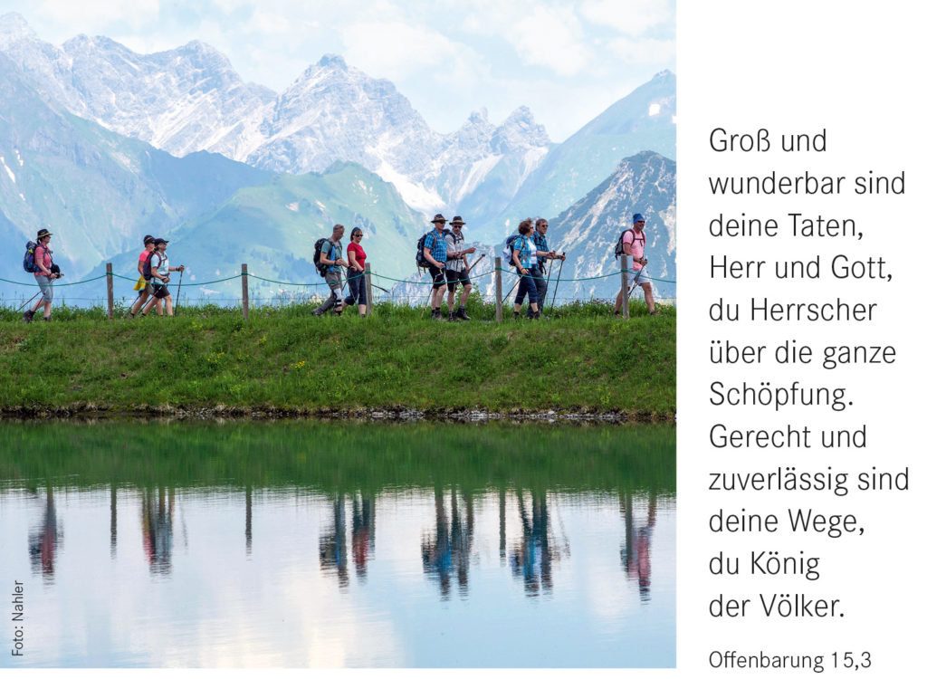 Monatsspruch Oktober 2022:
Groß und wunderbar sind deine Taten, Herr und Gott, du Herrscher
über die ganze Schöpfung. Gerecht
und zuverlässig sind deine Wege,
du König der Völker.
Offenbarung 15,3